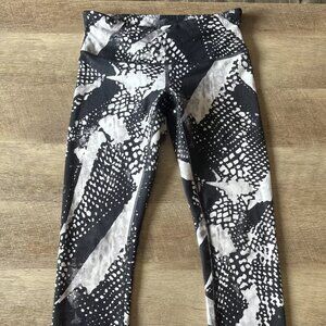 Lululemon Black And Grey Cropped Leggings Size 4